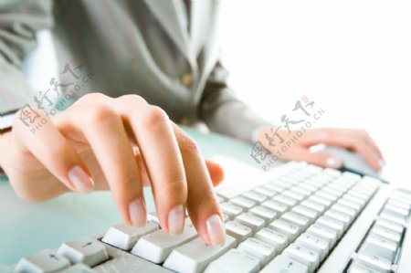 操作键盘的商务女性图片