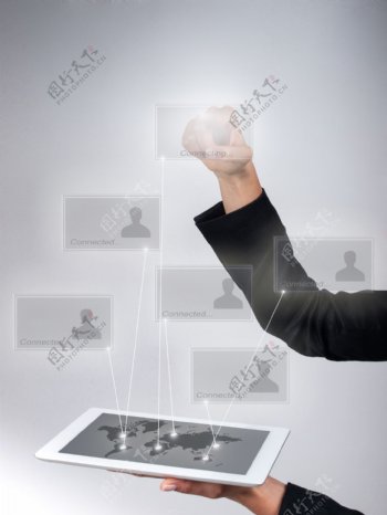商务男士手中的平板电脑图片