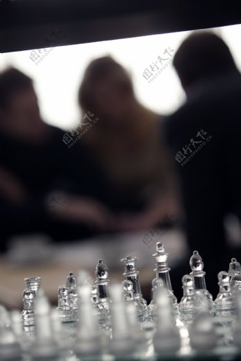 商务人士与国际象棋特写图片
