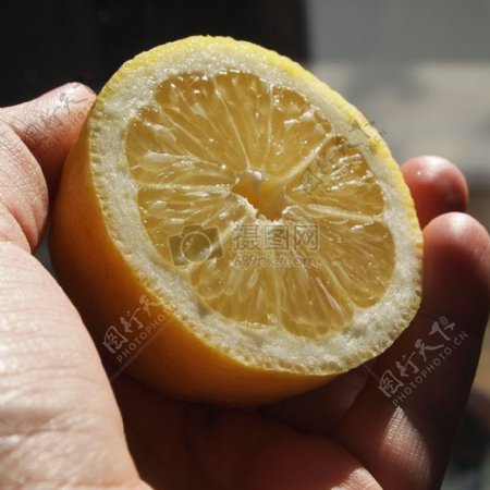 切开的一半柠檬