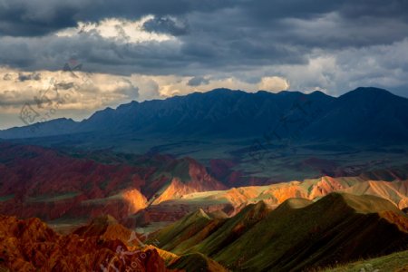 新疆努尔加大峡谷雨后风景