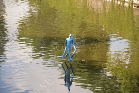 水面上的雕塑