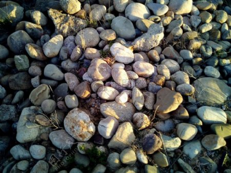阳光下的石头
