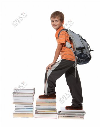 站在书本上的小男孩图片