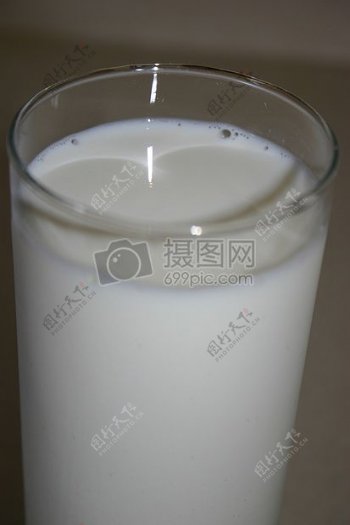 玻璃杯里的白色牛奶