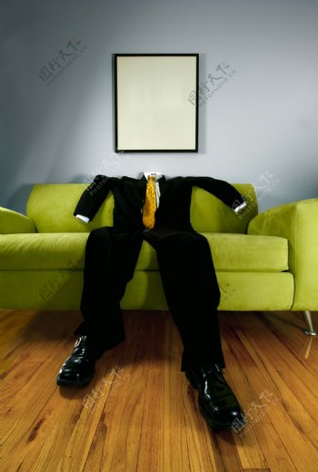 坐在沙发上的创意商务男人图片