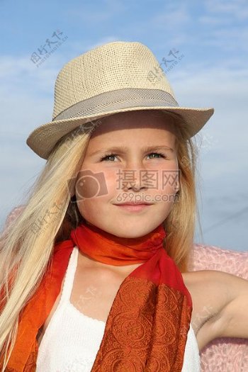 女孩金发碧眼帽子肖像美丽绿色眼睛橙围巾