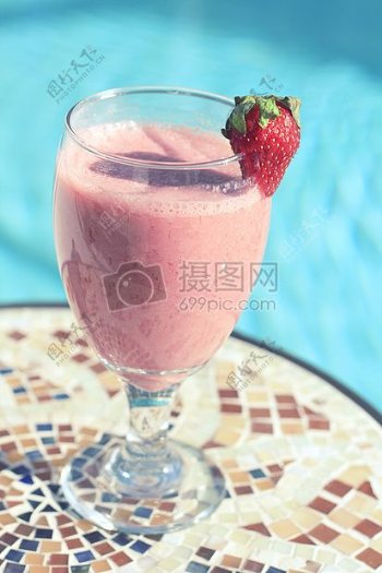 游泳池旁草莓冰沙混合饮料