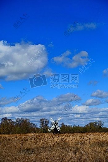 湛蓝的天空和风车