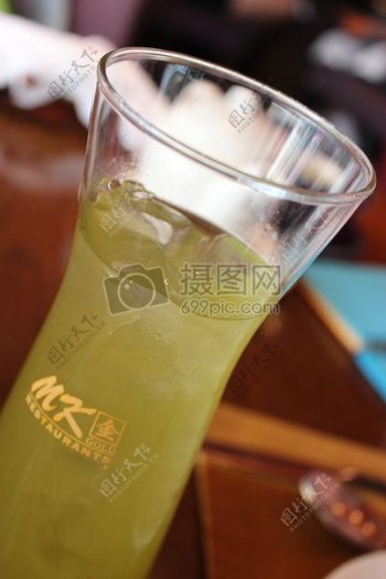 玻璃杯里的绿茶