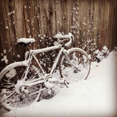 雪地里的自行车