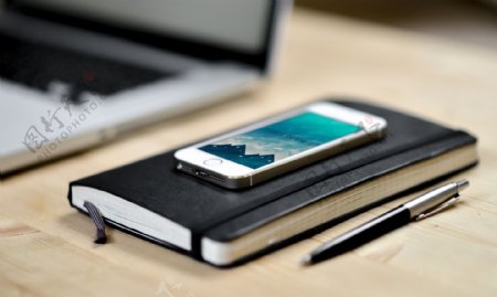 苹果手机iPhone与黑色笔记本样机