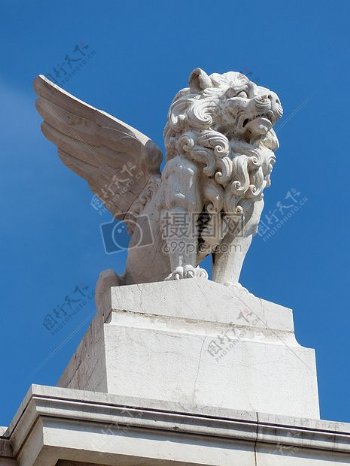 蓝天下的狮子雕像