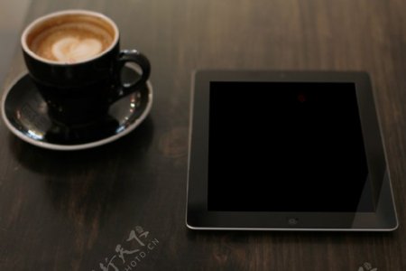 平板电脑和咖啡杯