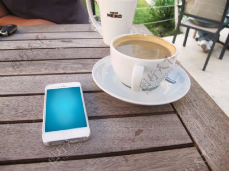桌子上的手机和咖啡