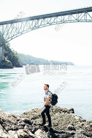 人人岩石桥徒步旅行者徒步旅行湖石头探险旅行癖