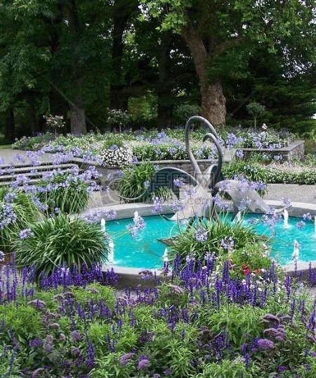 精美的花园喷泉