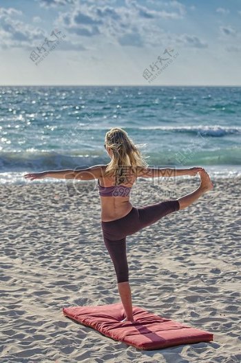 女子海岸做瑜珈