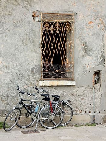 停放在墙壁下的自行车