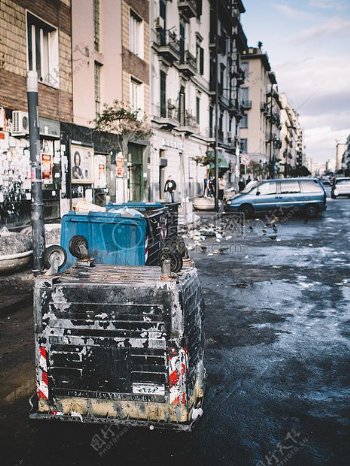 城市街道肮脏意大利城市镇垃圾桶垃圾那不勒斯那不勒斯