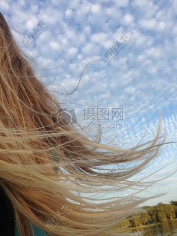 女孩的头发在风吹拂