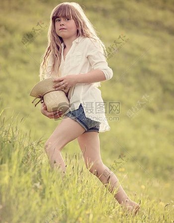 草地里的女孩