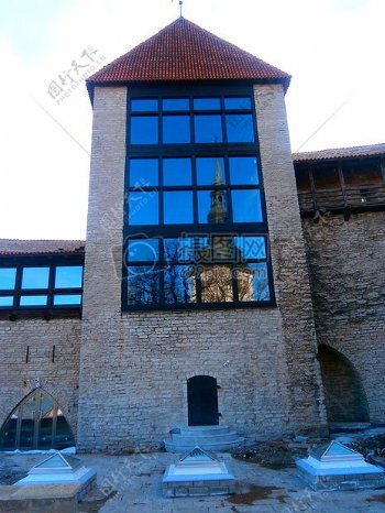 石头建筑的玻璃窗