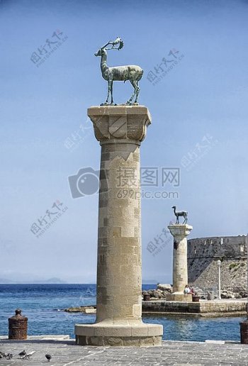 山羊的柱子雕像