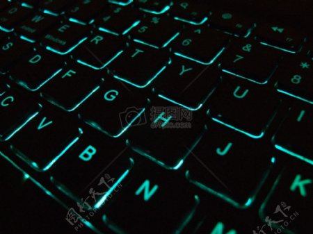 有蓝色光的键盘