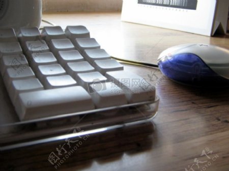 桌上的键盘鼠标