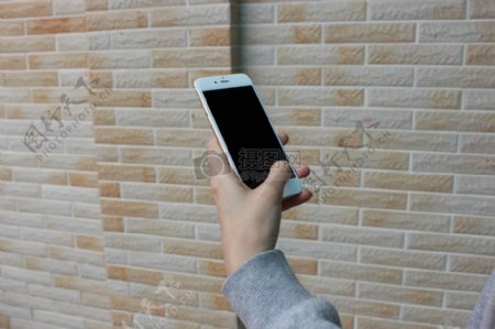 手握手机拍摄墙壁