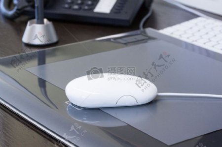桌子上白色的鼠标