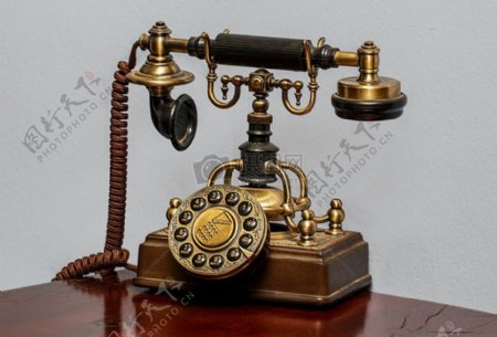 一台复古的电话