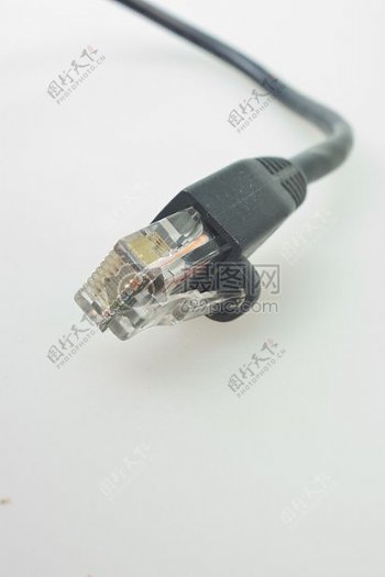 一条黑色的网络电缆