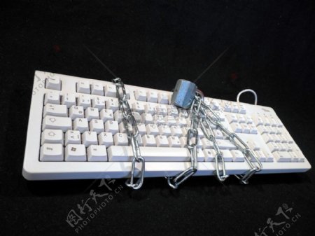 锁链下的键盘