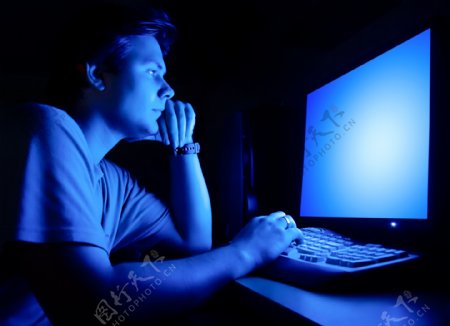 夜间上网的IT男人图片