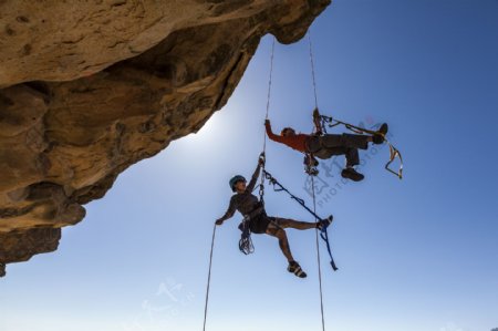 悬崖上的登山运动员图片