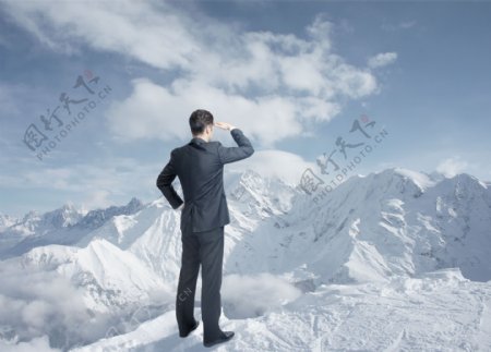 站在雪山上的商务男人图片