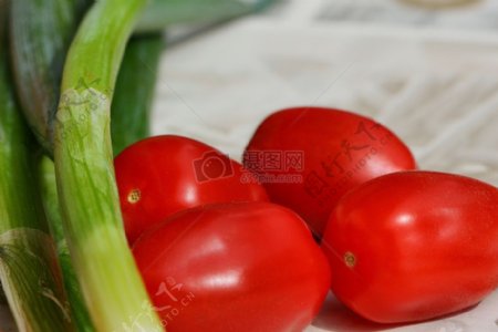 桌角一旁的葱和番茄