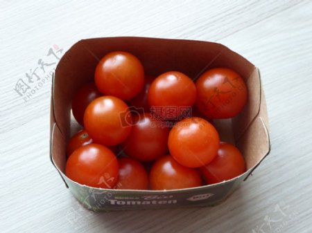 摆放在桌上的番茄