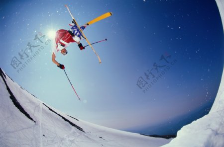 腾空跳跃的划雪人物图片