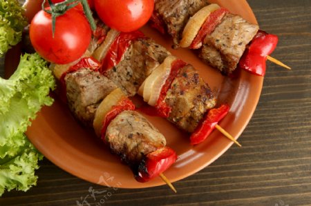番茄生菜与烤肉串图片