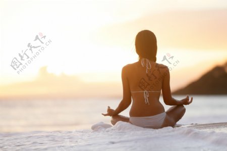 沙滩上练瑜伽的美女背影图片