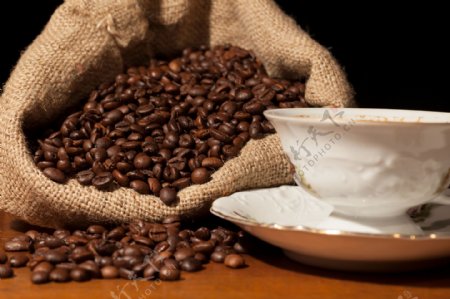 麻袋里的咖啡豆与咖啡杯子图片