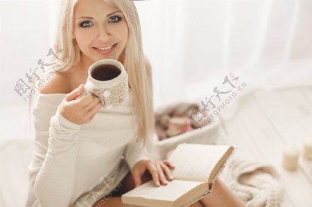 端着咖啡看书的美女图片