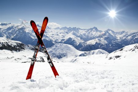 雪地里的滑雪板图片