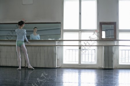 照镜子的女性舞蹈演员图片