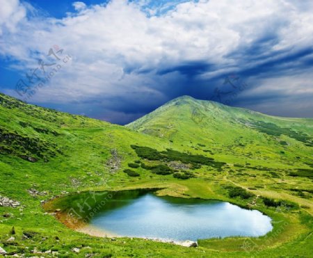 大山里的水潭自然风景图片