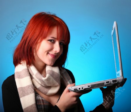 端着电脑的短发美女图片