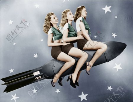坐飞船的三个美女图片
